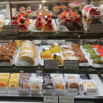 マルマーケット - ショーケース右