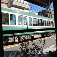 クラリタ ダ マリッティマ - 江ノ電がすぐ横を走り抜けるのがユニーク！