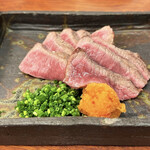 Uomasa - 山形和牛刺し。サイドメニューにも拘ってて、肉も魚も新鮮な料理を提供していただけます。