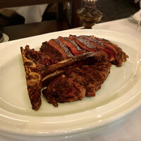 AKARENGA STEAK HOUSE - これぞ900gのTボーンステーキ、そうよね！こうでなくっちゃ！
