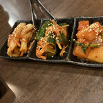 大成食道 - キムチ盛り合わせ。どれも良く漬かっていて、でも酸っぱいまではいかない。白菜が他のお料理とナイス相性