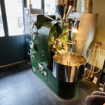 Cafe de corazon - ◎店内入り口にある大型焙煎機。