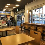 Kentakki Furaido Chikin - 店内で食べる人は少ない。