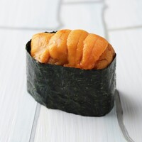 その時期最もおいしい、濃厚なうにを握りで味わう。上質な旨みを堪能『うに』