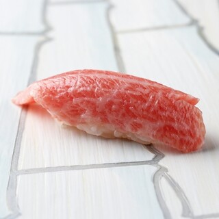 とろけるような食感と、甘みが楽しめる。贅沢な一貫『まぐろ』