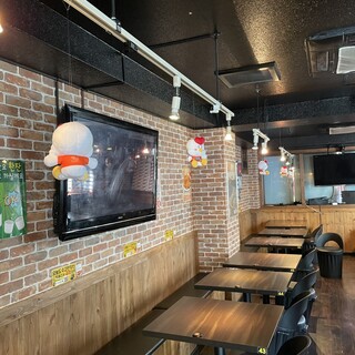 [Near the station] A relaxing space with wood grain ◆ Enjoy a toast with Kpop music in the background ♪