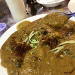 行徳ビリヤーニーハウス - お肉の切り身も入ってます。。。マトンかな？
                                粒子は荒めです。
                                うーん。
                                すごく美味しいけど、ぼくはどぎつい方が好き。