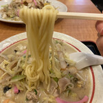 Chuuouken - やや中太の自家製麺！スープによく絡みます。