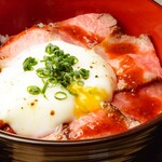 和食居酒屋虎視眈々 - 洋食の姉妹店があるからこそ実現出来るお料理、ローストビーフ丼です。ランチ、ディナー共に人気メニューです。