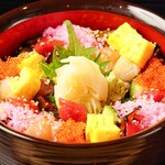 和食居酒屋虎視眈々 - ランチ10食限定のバラチラシ丼。彩り鮮やか、新鮮さを売りに、日々提供しております。