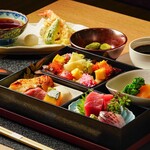 和食居酒屋虎視眈々 - ランチで提供している松花堂弁当になります。お祝いなど用途は様々ですので、当店スタッフにご相談ください。
