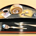 Shikisaryou Edo - 【黒蜜きなこロールケーキとわらび餅のセット】※期間限定メニューです　小豆と餡クリームを黒蜜風味のスポン ジケーキでつつみ、きなこクリームでコーティングした和テイストのロールケーキとわらび餅の盛り合わせ。ぷるぷる柔らかいわらび餅はきなこを塗し、お好みで黒蜜をかけてお召し上がりください。　