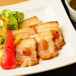 和食居酒屋虎視眈々 - ランチ、ディナー共に人気の国産豚の味噌漬け焼き。３日ほど漬け込み、しっかり味わい深く仕上げています。