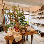 喫茶去 ありまま - 大きな木をメインに作家さんの器などが
      展示されています✧*。(購入可)