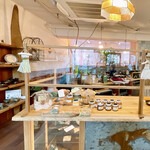 喫茶去 ありまま - ギャラリーの奥にカウンターが有り、
      その奥で珈琲を頂けます ⃞⃛୭ᐝ