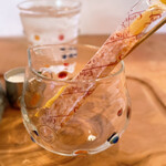 喫茶去 ありまま - シュガーとマドラーを入れたこちらのグラスも
      作家さんのもの。
      実はマドラーも作家さんのものなのですが、ちゃんと写真に収められていませんでした…(;-; )