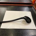 こんぴら茶屋 - 紙エプロンをセットしてくれます。カレーうどんには嬉しいサービス。