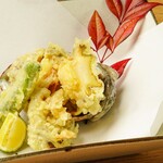 和食居酒屋虎視眈々 - 柔らかく煮込んだ鮑を贅沢に丸ごと1個天ぷらにしてご提供致します。