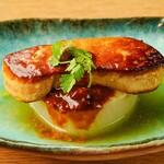和食居酒屋虎視眈々 - 洋食の姉妹店があるからこそ実現出来るこちらはフォアグラ大根になります。白味噌ベースのタレと一緒に食べれば、フォアグラが和食に大変身。合うんです。