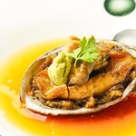 和食居酒屋虎視眈々 - 柔らかく長時間煮込んだ鮑は、しっかり味が染み込んでいて長年愛されているメニューです。