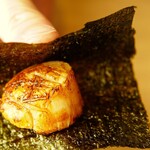 和食居酒屋虎視眈々 - ホタテ貝柱を直火で焼き、醤油でばっちり味が決まってますので、海苔で巻いてお召し上がりください。