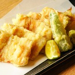 和食居酒屋虎視眈々 - 月毎に変わるオススメメニュー。その中から、穴子の天ぷらをご紹介。サクサク、ふわふわです。塩と日本酒といかがですか？白焼きも対応しております。
