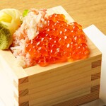 和食居酒屋虎視眈々 - いくらとズワイガニをふんだんに使用し、ほのかに感じる升、と言いますか、木の香りのマリアージュをお楽しみください。