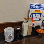 とんかつ多酒多彩 地蔵 - 卓上。甘口ソースと辛口ソース。しそドレッシングと胡麻ドレッシング、辛子が備わる。