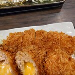 とんかつ多酒多彩 地蔵 - 後方にロースカツ、かくれんぼ☆彡