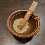 とんかつ多酒多彩 地蔵 - 料理が来るまで、胡麻をすって待ちます。