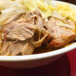 ラーメン二郎 - 豚の厚み