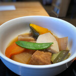 Oumaru Shokudou - ◆煮野菜盛り合わせ・・大きめにカットした「里芋」「筍」「厚揚げ」「茄子」「人参」カボチャ」「蓮根」など。 お味付けが好みですし、よく浸みていて美味しい