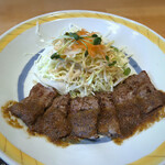 Oumaru Shokudou - ◆王丸定食のメインは「焼肉」牛肉の赤身ですが、柔らかく美味しい。 タレは一口目不思議な味わいに感じたのですけれど、ペッパーが効いていてお肉と共に頂くといいお味。