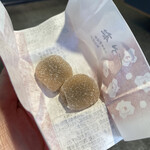 西川屋 - 包みを開くと2粒並んでいます。ほんのり梅と紫蘇のソースが入った餅菓子です(*´˘`*)♡