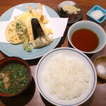 銀座 天國 - お昼の天ぷら定食（￥1500）。天つゆは濃いめの色だが上品な味わい。塩でも楽しめる