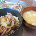 呑み喰い処 呑喜 - バラ焼きをご飯にのせてみました