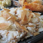 呑み喰い処 呑喜 - お弁当のご飯は、ひき肉とゴボウの混ぜご飯。