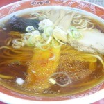 大門 - ナルト・チャーシュー・シナチク・海苔がトッピングされたラーメン