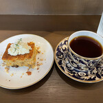 喫茶ヒトクチヤ - キャロットケーキとコーヒー