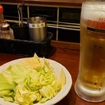 やきとり家すみれ - お通しのキャベツと生ビール