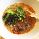花椒 SUGAR & SPICE - ラムとチンゲン菜、キクラゲのトッピング。スープがとにかく上品で美味です。しびれ感もしっかりと。¥790くらい