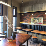 花椒 SUGAR & SPICE - 川沿いに窓が大きく取られた明るい店内