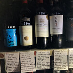 ブラーチェ・エ・ヴィーノ・ジジーノ - ワイン蔵の棚一部