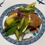 眞善美 - 鹿児島県産黒毛和牛のサーロイン　アスパラガス　うるい　オイスターソース炒め