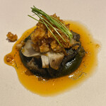 眞善美 - 京都舞鶴産蒸し黒鮑　肝ソース　大豆、ネギ、豆板醤で煮込んだ大豆ソース