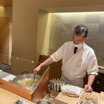 にい留 - 大将新留修司さん。仕事中の姿が凛々しいです。