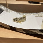 にい留 - 天竜川の鮎。二匹目は大将お勧め、天つゆにどっぷり浸けて頂きました。