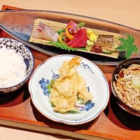 《数量限定》刺身御膳　…じつは天ぷら＆お蕎麦がついている♪人気の御膳◎