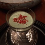 梢 - ピスタチオのムースにドライ苺の粉をトッピングしたものです。上品