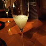 梢 - 先ずスバークリングワインで乾杯！ボトルを持って来てサーブしてくれました。
